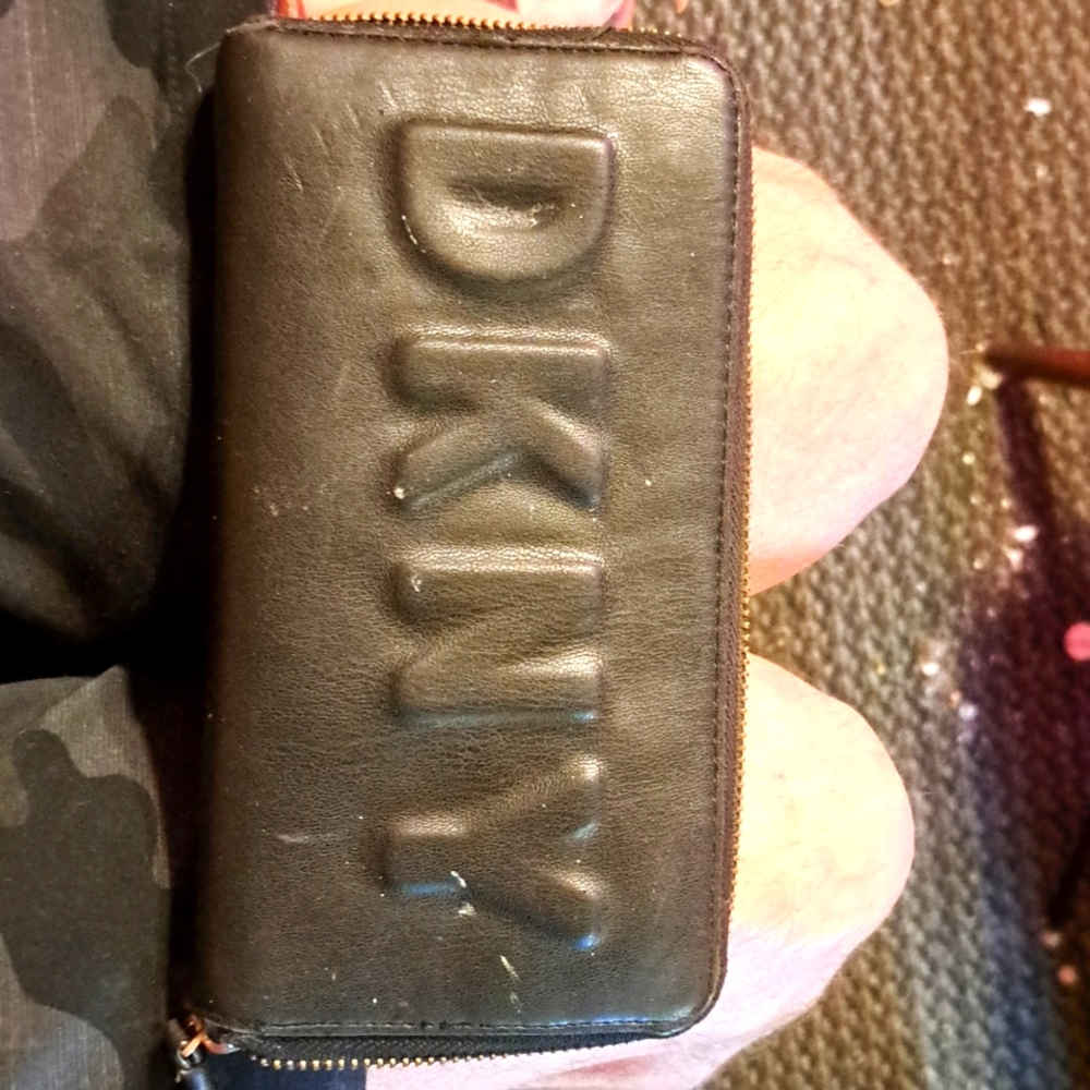 DKNY WOMANS WALLET